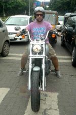 Vishal Dadlani snapped on his bike on a busy road in Mumbai on 22nd Aug 2011 (7).JPG